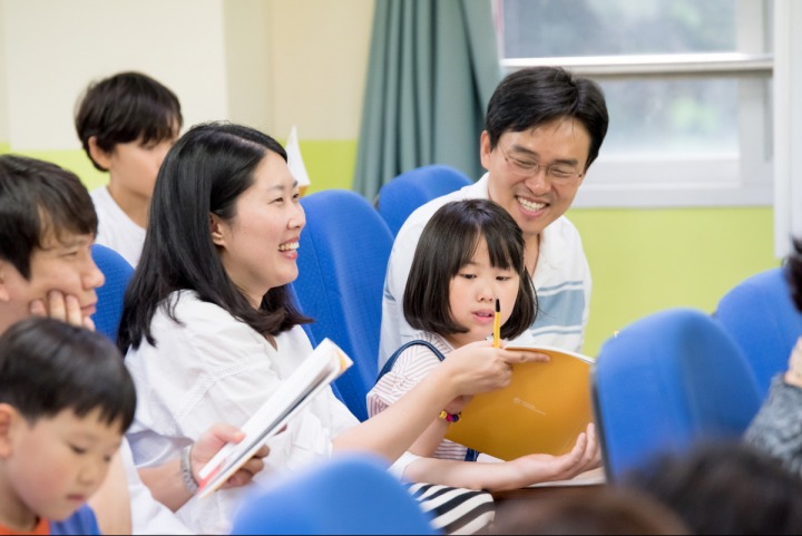 후암초등학교 학부모와 학생이 게임소통교육에 참여하고 있다.jpg