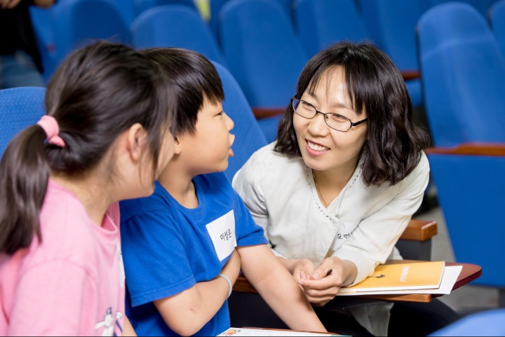 후암초등학교 학부모와 학생이 게임소통교육에 참여하고 있다2.jpg