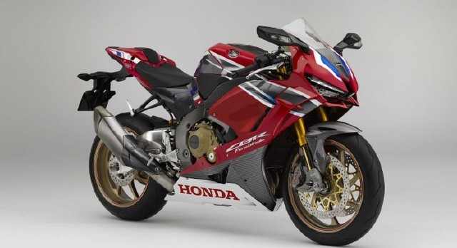 Honda-CBR1000RR-Fireblade-Front-threequarter-132648.jpg