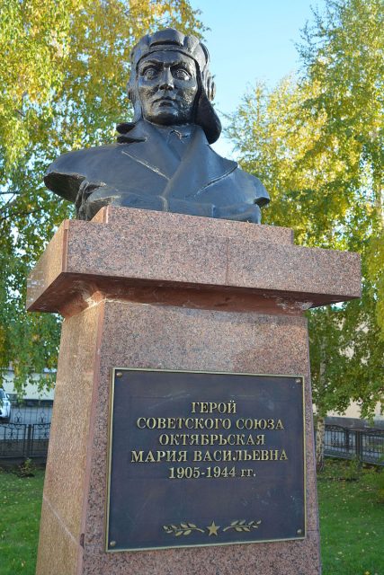 mariya-oktyabrskaya-monument-in-tomsk-427x640.jpg