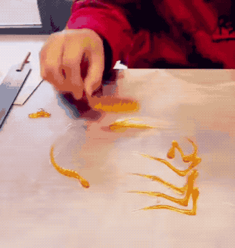 a_beautiful_candy_sculpture_of_a_mantis_04.gif
