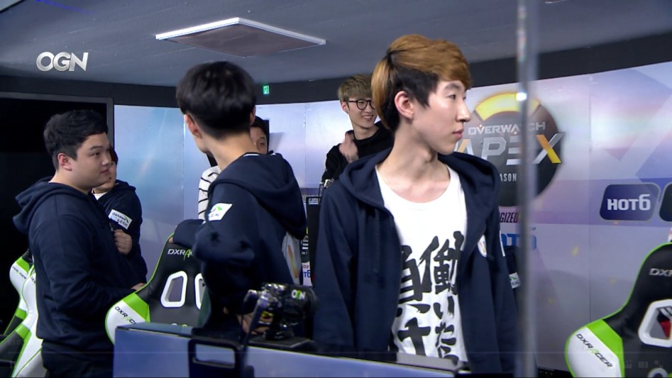 프로 게이머가 된 후타바 안즈_2.jpg