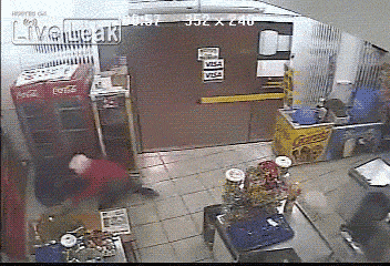 강도를 보고 패닉에 빠진 사람들._1.jpg