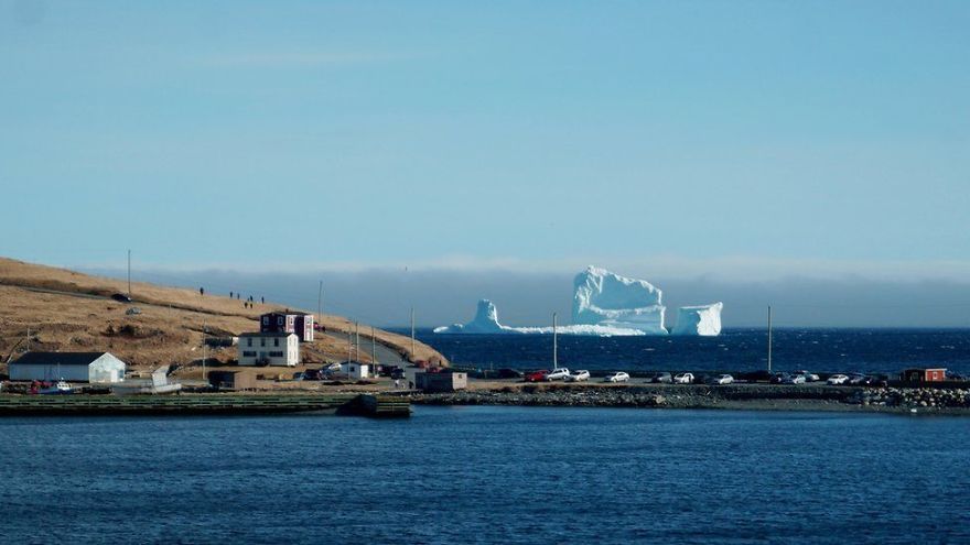 캐나다 어촌마을 해안에 떠내려온 거대 빙산3.jpg