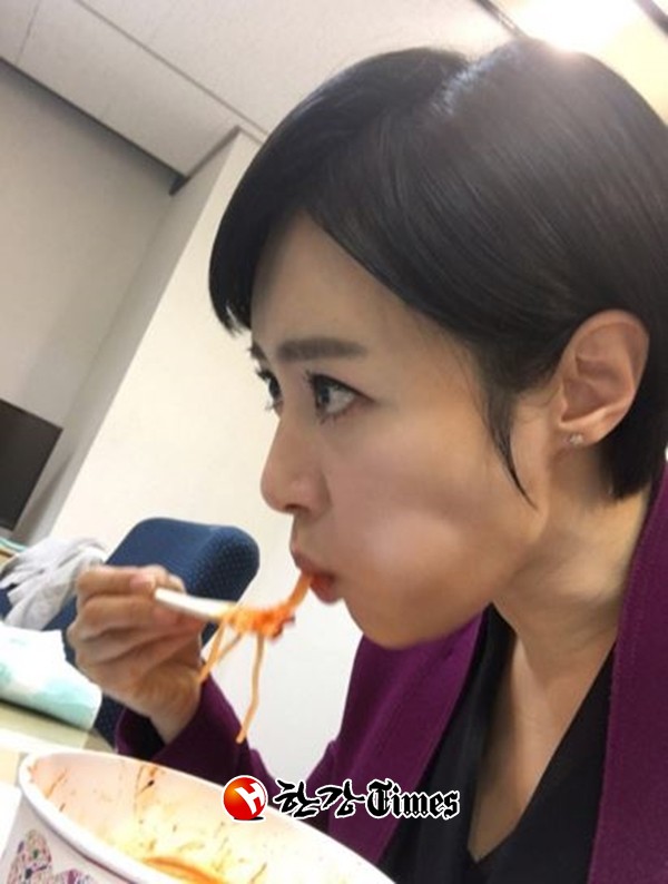 문통이 종이컵 쓴다고 돌려 까던 김주하 여초에서 화형당하고 있음_1.jpg