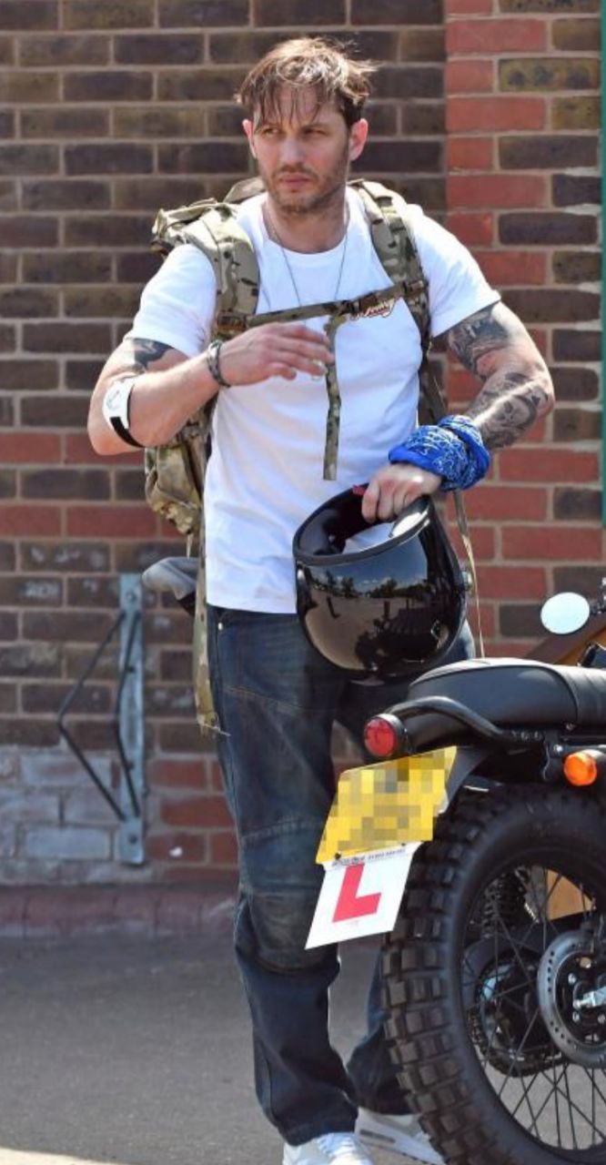 위안부 할머니 캠페인 팔찌를 착용한 톰 하디_2.jpg