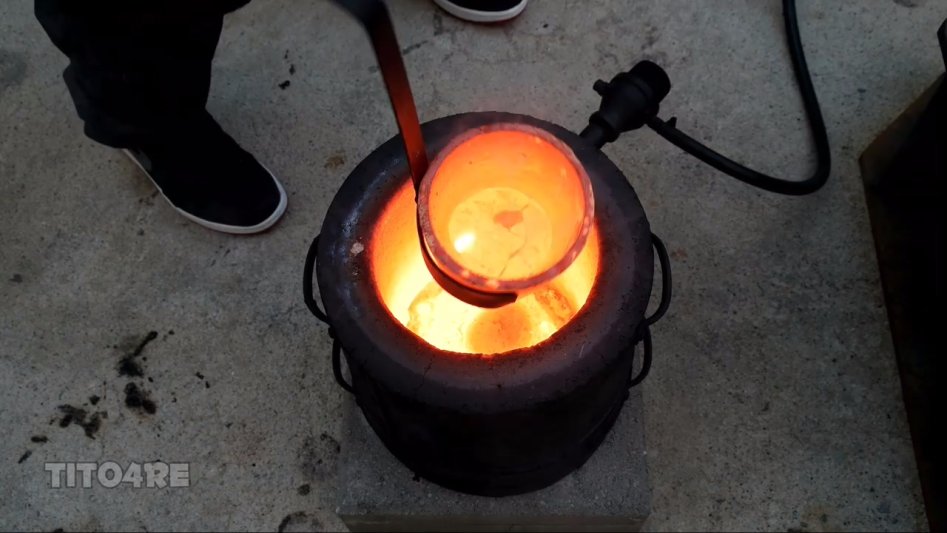 Making 5 Pound Brass Ingot From Bullet Shells - from YouTube.mp4_20170715_214005.531.jpg