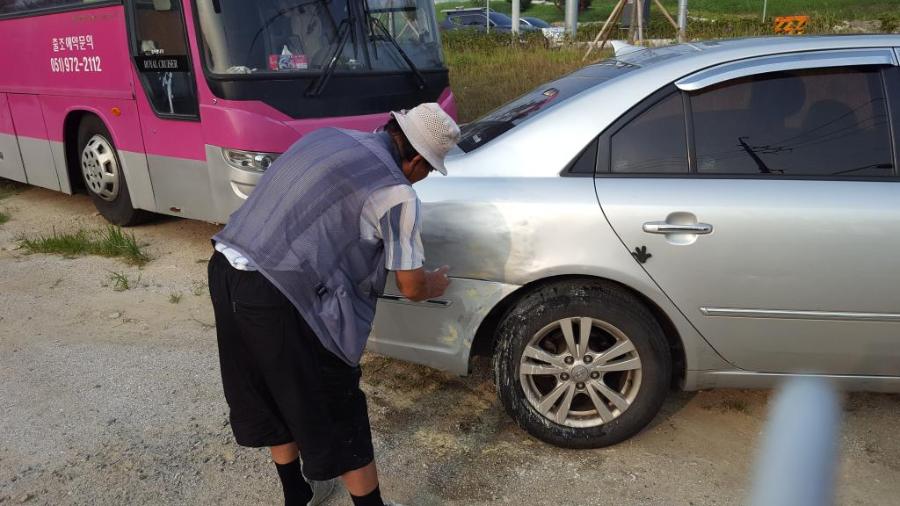 길거리 장인에게 도색을 맡긴 보배드림아재.jpg_3.jpg