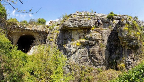 신의 눈이라 불리는 불가리아의 동굴3.jpg