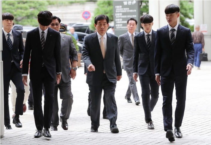 노인 보호 하는 일진들_1.jpg