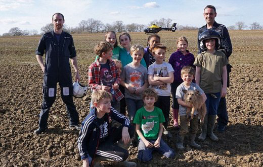 몸으로 '화살표' 만들어 범인 도주방향 알려준 어린이들_2.jpg