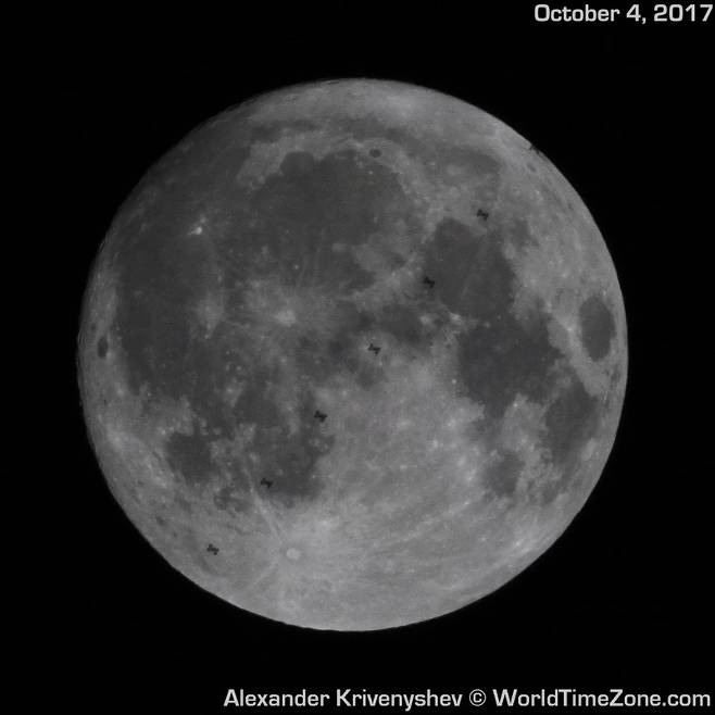 미국의 아마추처 천체사진가가 10월4일 달을 배경으로 뉴저지주 하늘을 통과하는 우주정거장을 연속촬영으로 사진에 담았다.jpg