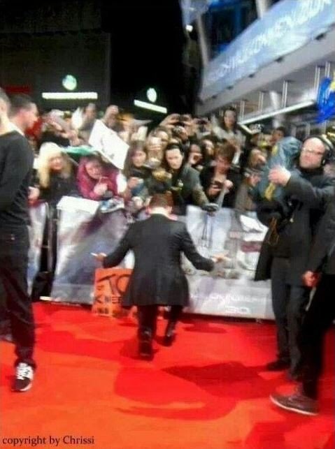 무릎을 꿇는 연예인.jpgif_1.jpg