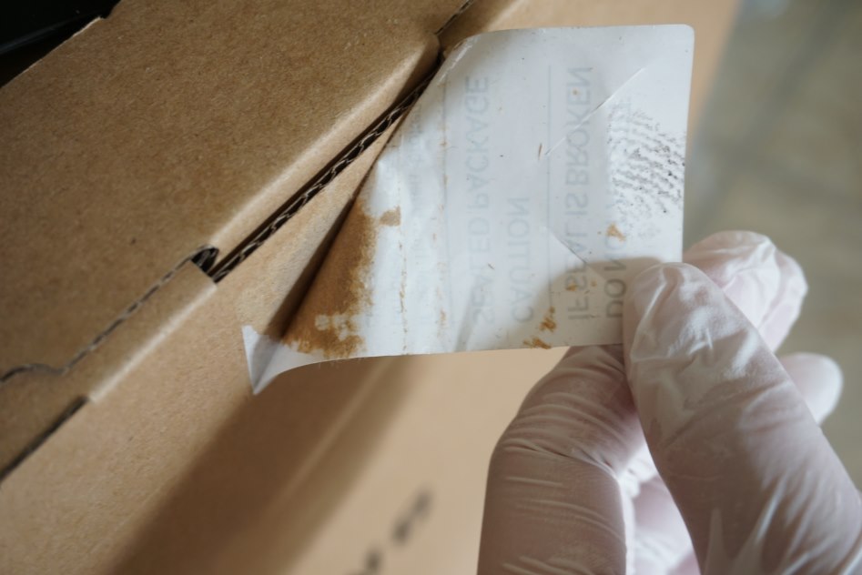 노트북의 봉인씰에서 개봉한 흔적이 있습니다.T.T_2.jpg