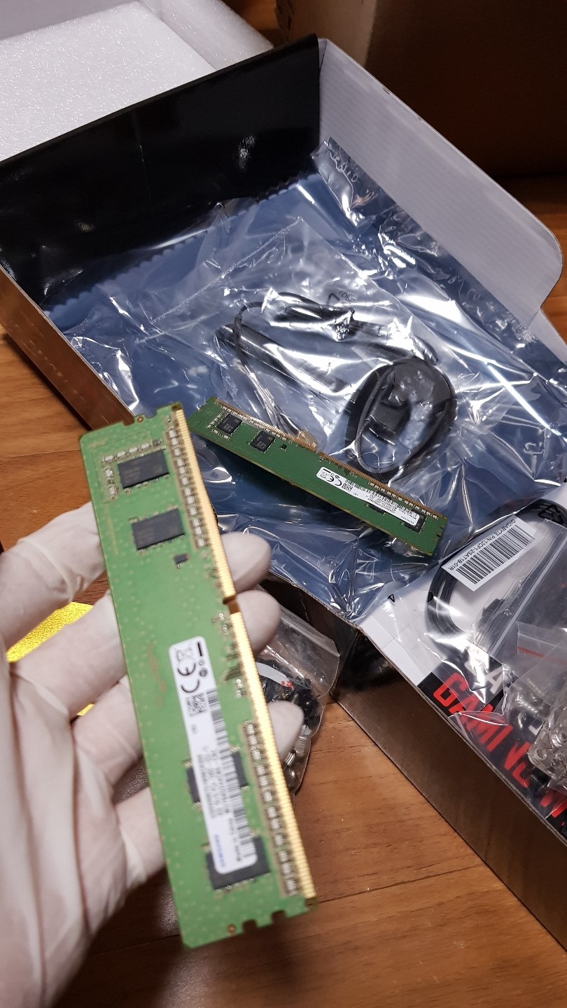 저의 방! 월e pc조립기념 라이젠2200g 및 T VIRUS 메인 구성!_22.jpg