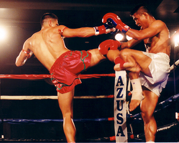 Ole vs Kongnapa Ole kicks with right leg Kong blocks.jpg