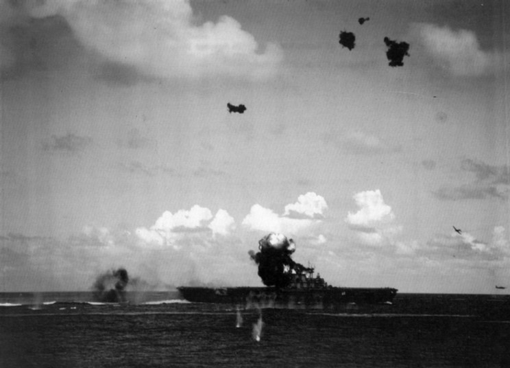 Japanese_Aichi_D3A_crashes_into_USS_Hornet_(CV-8)_during_the_Battle_of_the_Santa_Cruz_Islands_on_26_October_1942.jpg
