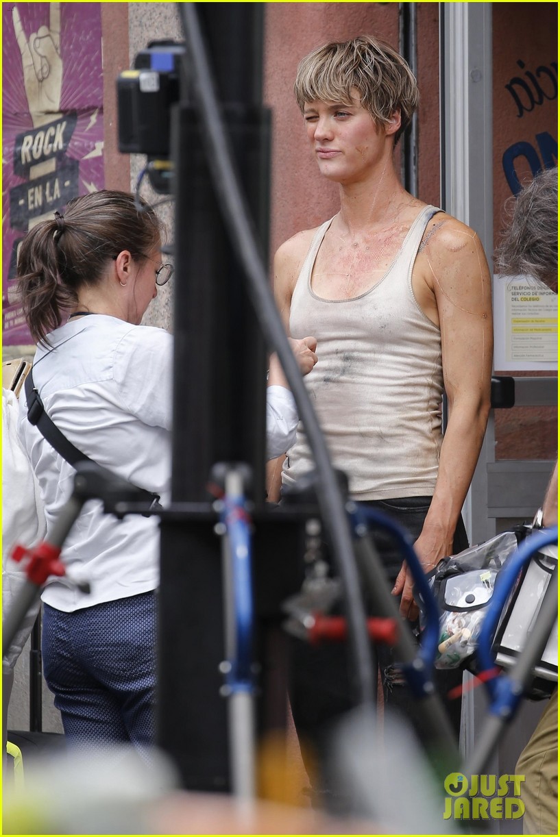 mackenzie-davis-terminator-set-17.jpg