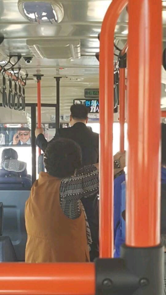 문재인 차 타고 남한내려오는 김정은_1.jpeg