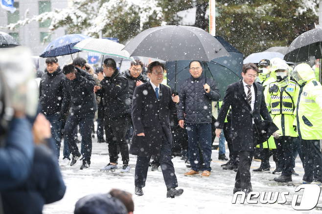 캬 강풍도 기냥 버텨버리는 도통령 왼손모가지 근력무엇?_1.jpg