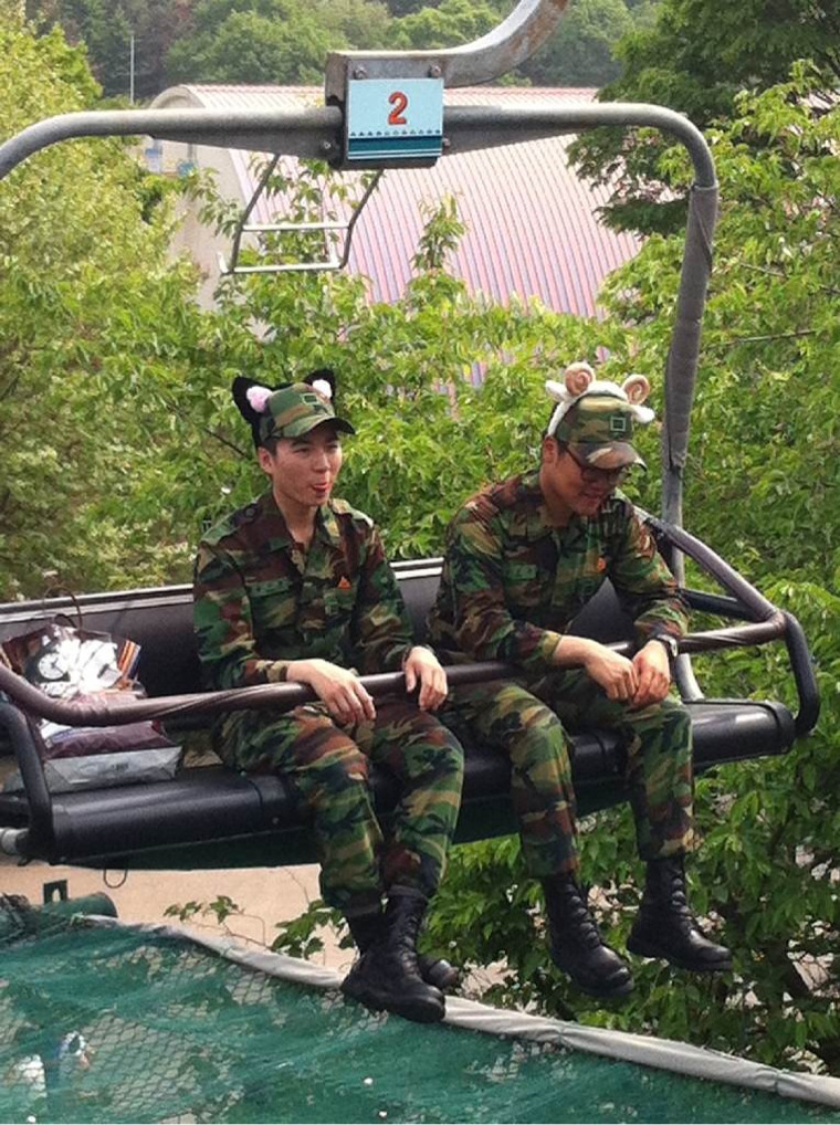 놀이공원에 간 군인 .jpg_1.jpg