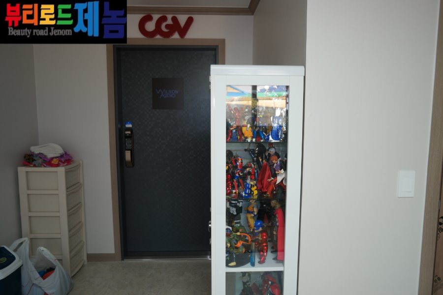 게이밍 전용룸 외관 인테리어 위해서 피규어 장식장 거치 해봣습니다 데이터 주의_4.jpg