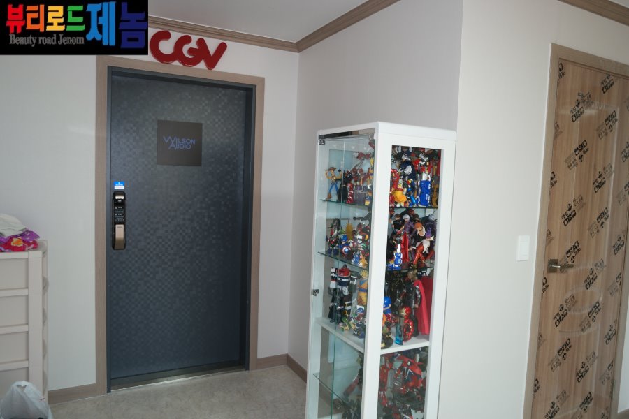 게이밍 전용룸 외관 인테리어 위해서 피규어 장식장 거치 해봣습니다 데이터 주의_5.jpg