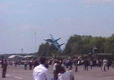 혐)사상 최악의 에어쇼 사고.jpgif_3.jpg