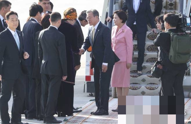문재인대통령,투르크메니스탄 도착_2.jpeg