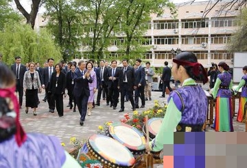 문재인대통령 내외,알마티 국립아카데미'고려극장'방문_1.jpeg