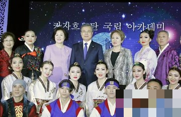 문재인대통령 내외,알마티 국립아카데미'고려극장'방문_4.jpeg