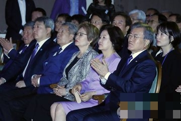 문재인대통령 내외,알마티 국립아카데미'고려극장'방문_5.jpeg