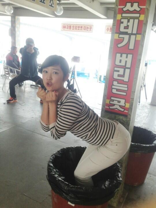 일본여성이 쓰레기통에 발담그고 엉덩이 내미는짤_1.jpg