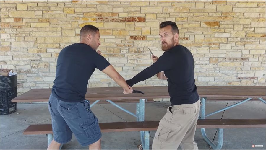 '아저씨'를 본 나이프 파이팅 전문가_3.png