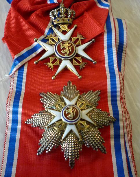 문통 내외가 노르웨이에서 받은 훈장.araboja_3.jpg