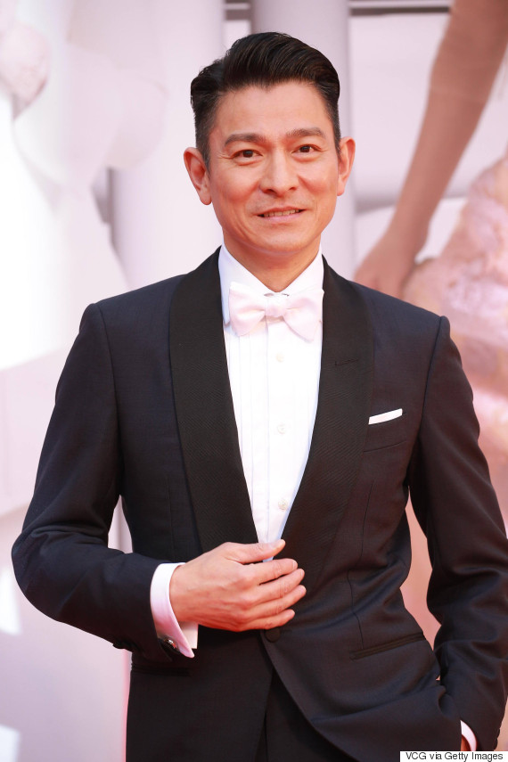 홍콩시위 시민들과 같이 있을 세남자_3.jpg