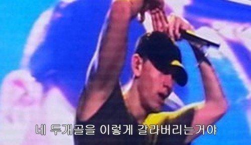 에미넴 팬들이 믿지못했던 장면.jpg_1.jpeg