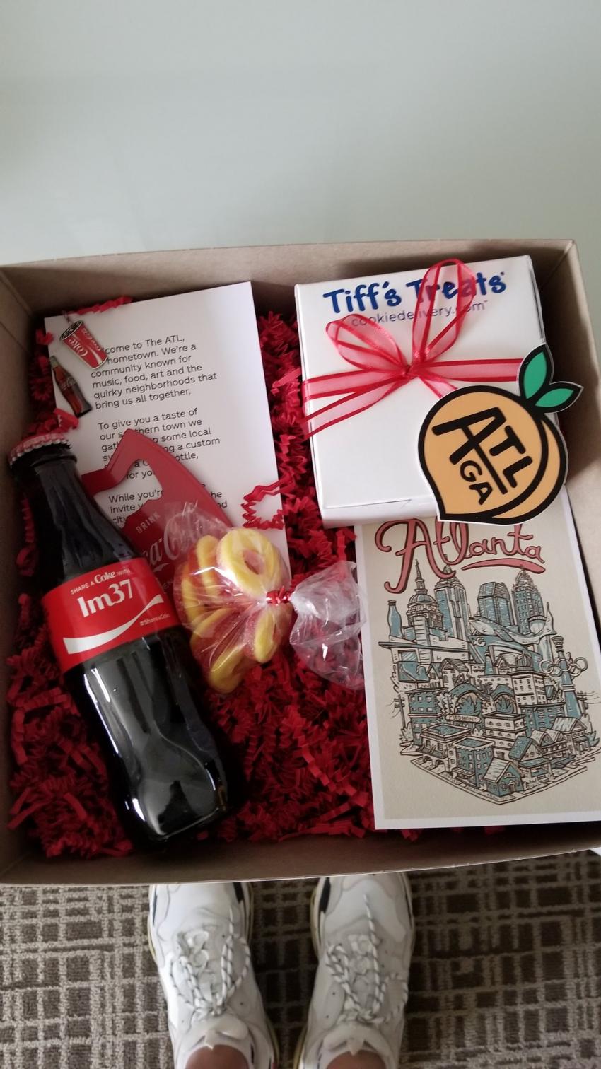 리그 공식 스폰서 코카콜라의 선물을 받은 선수들_4.jpg