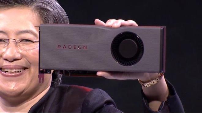 안경육덕녀가 검고 커다란 물건 들고있는 사진 달린다_4.jpg