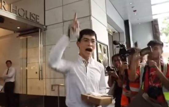 격분한 홍콩 시위대의 폭행장면 ..._1.jpeg