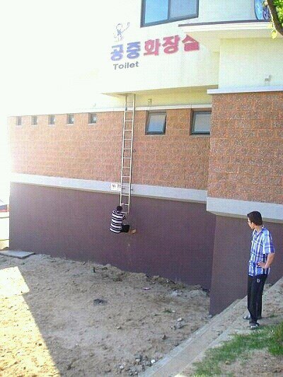 세상에 존재하는 기막히게 이상한 화장실들_8.jpg