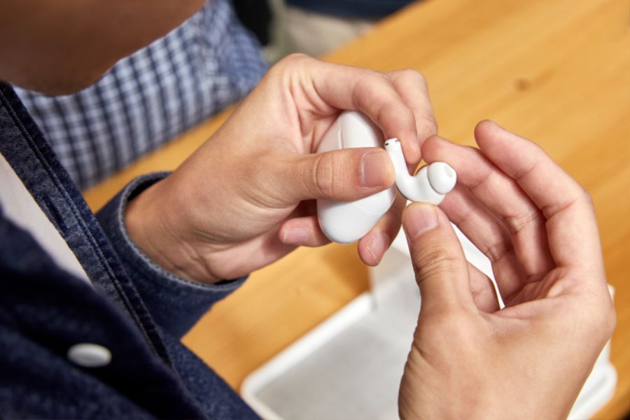 Apple-AirPod-Pro-launch-Shanghai-guest-with-new-AirPod-Pro-in-hand-10302019.jpg