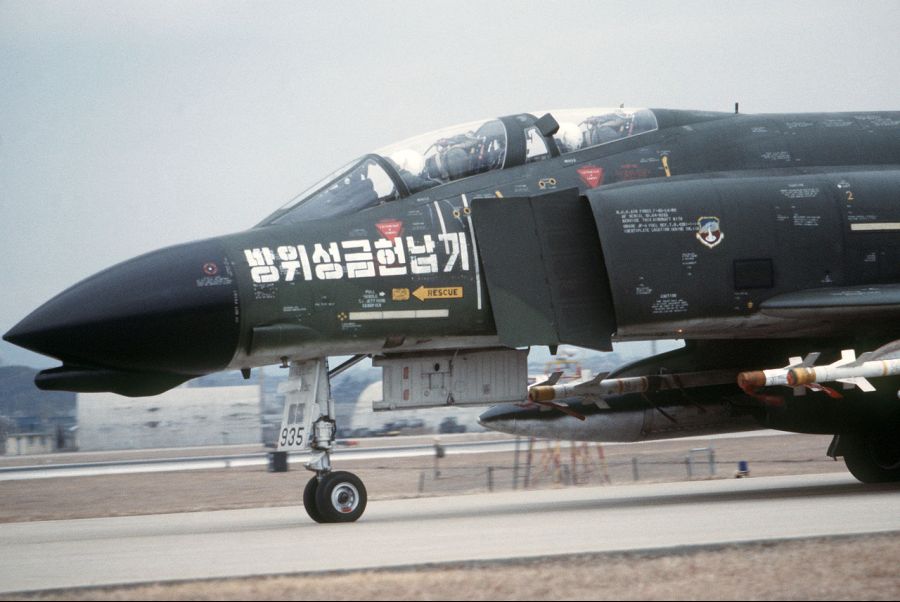 1280px-F-4D_ROKAF_w_Sidewinders_1979.jpeg