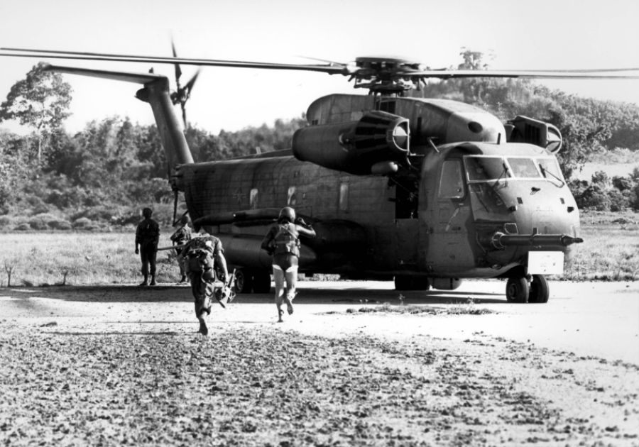 Pararescuemen_board_CH-53_during_Koh_Tang-raid.jpg