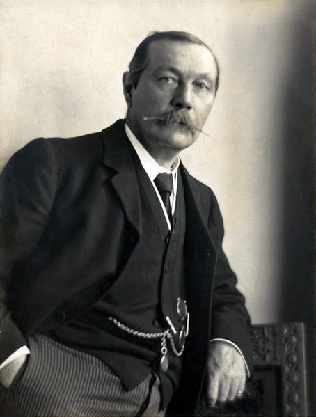 454px-Arthur_Conan_Doyle_by_Walter_Benington,_1914.png