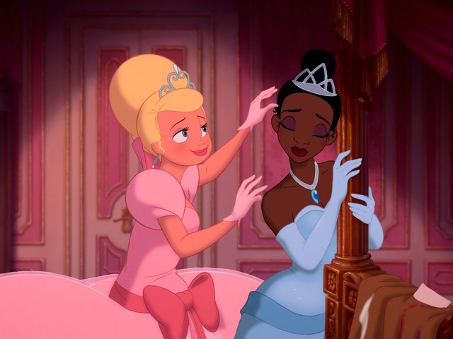 Charlotte_gives_Tiana_a_tiara.jpg