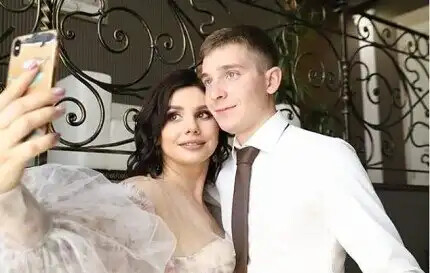 입양한 아들과 결혼한 한 여성_2.png