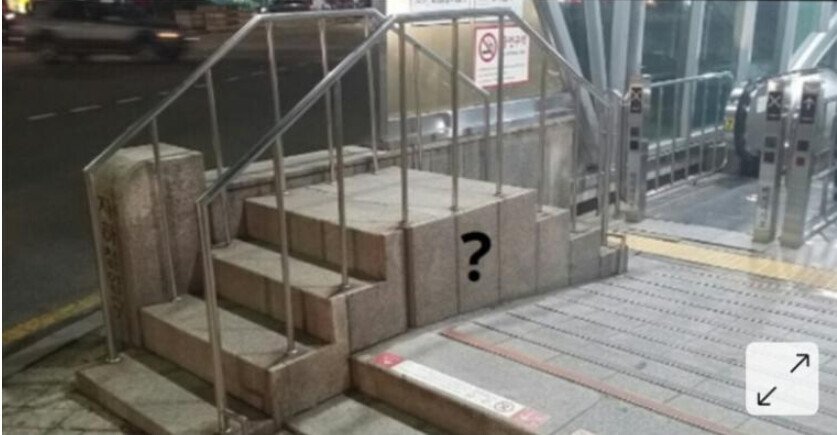 지하철역 입구에 있는 수상한 계단의 정체_1.jpg