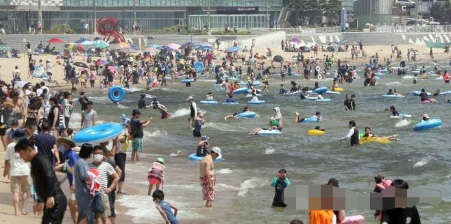 이런 상황에 해수욕장 개장하는게 괜찮을까_2.jpg