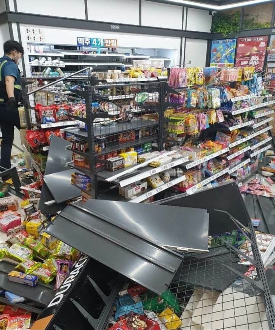오늘도 평화로운 한국의 편의점_3.jpg